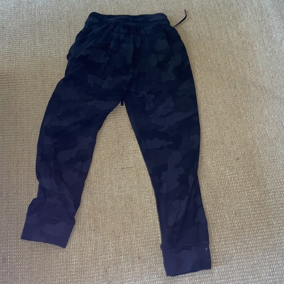 Studio joggers lululemon, like new condition. May have worn once. Size 2 - Picture 2 of 2